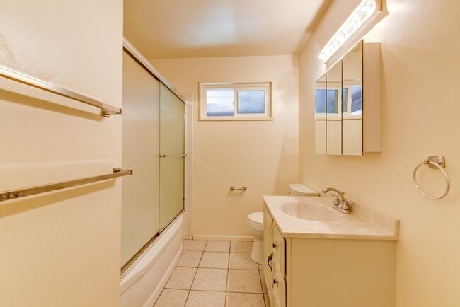 Building Photo - Pre-Lease August 2026; Large 5 Bedroom 3 B...