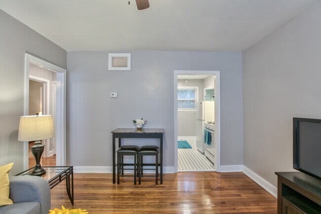 Building Photo - 910 Hillcrest Apartments