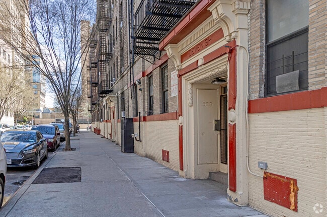 Walkway - 566 W 191st St