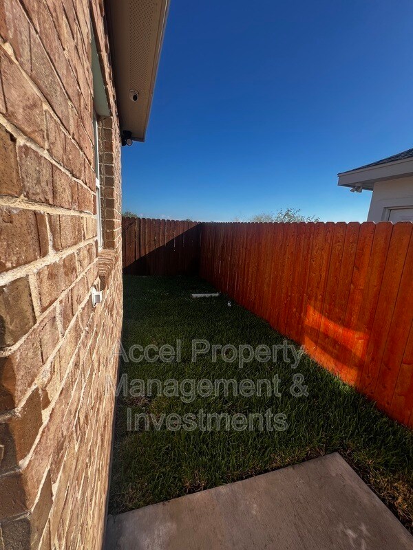 Building Photo - 1327 W Garfield Ave