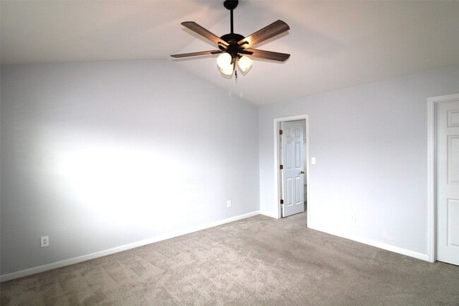 Building Photo - 221 Pecan Bluffs Dr