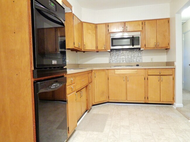 Building Photo - **Available Now** Spacious 3 Bedroom 2 Bat...