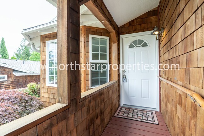 Building Photo - Impeccable Multnomah Village Bungalow