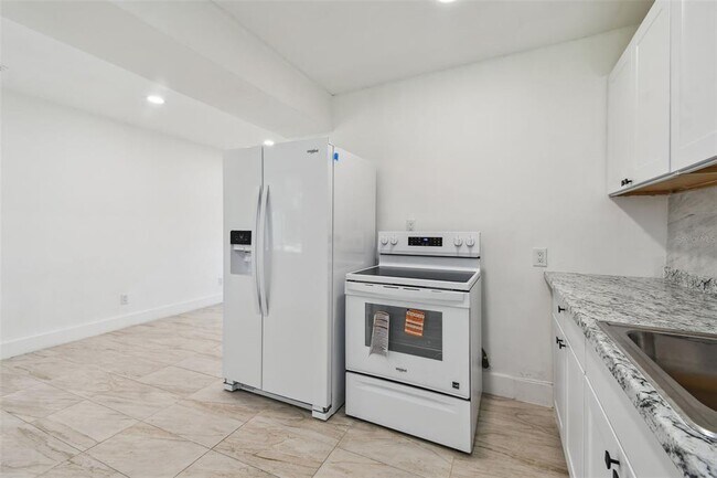 Building Photo - 910 43rd St W
