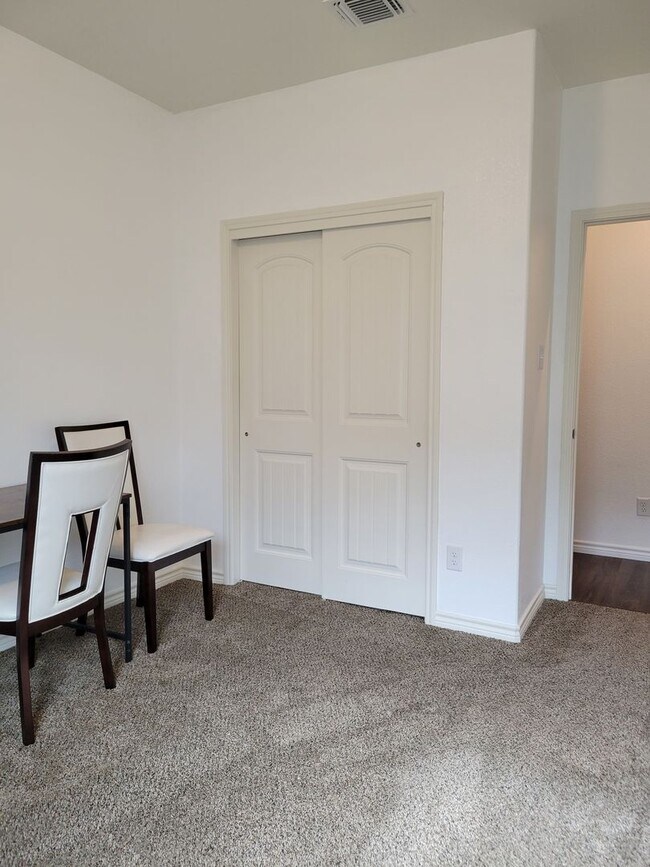 Building Photo - Open floor plan & small pets allowed! 3BD/...