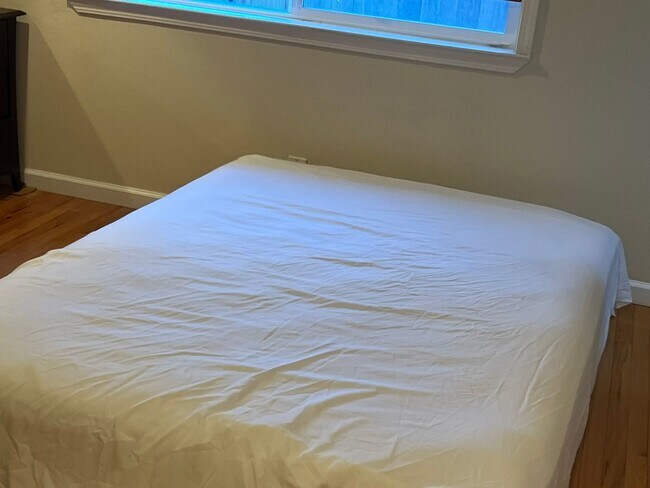 Building Photo - FURNISHED SHORT TERM 6 MONTH MINIMUM STAY