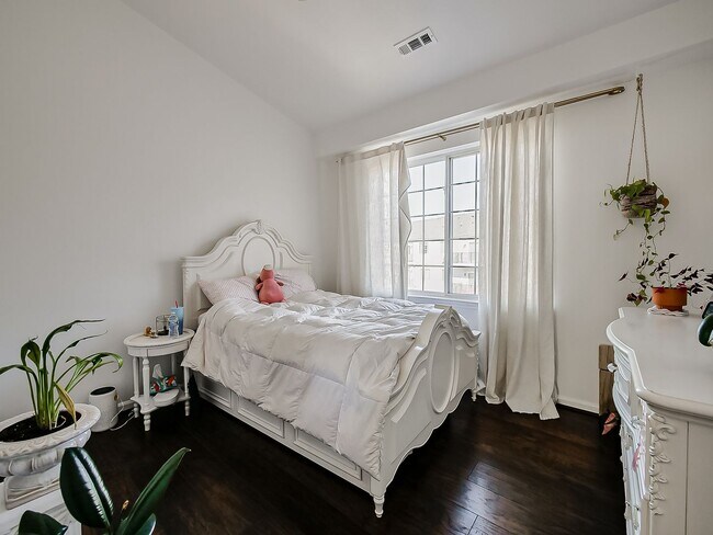 Building Photo - 14520 Vauxhall Dr