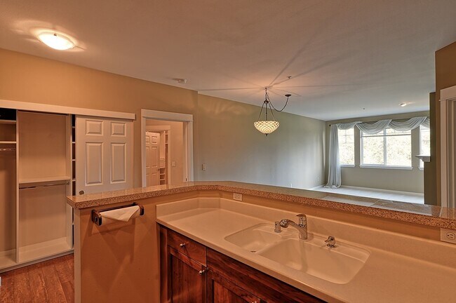 Building Photo - Mukilteo Golf Course View Condo – Modern C...