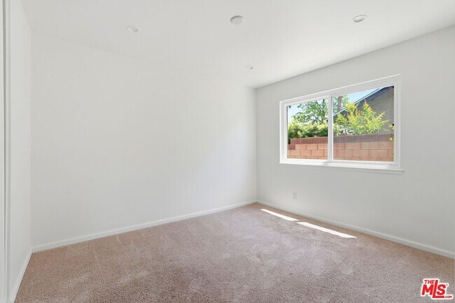 Building Photo - 5920 E Malton Ave