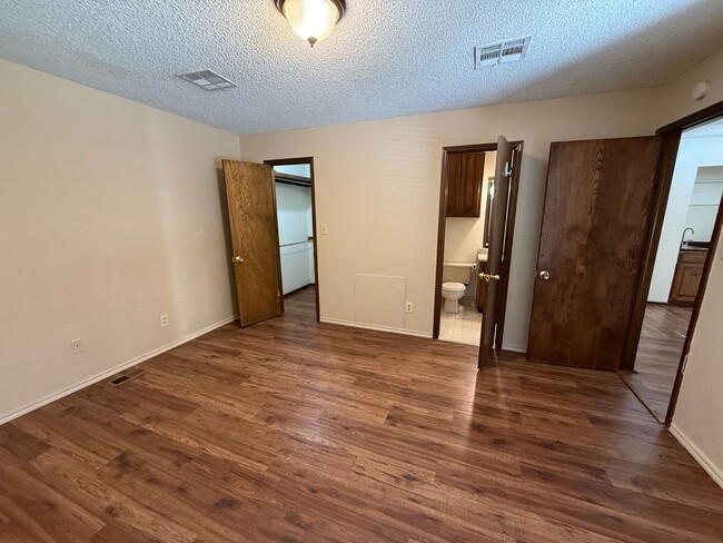 Building Photo - Vaulted Ceilings, Large Great Room! 3 bedr...