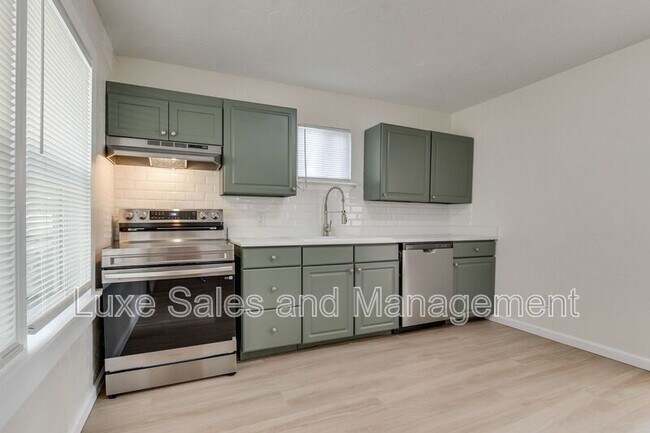 Building Photo - 905 E Rogers St