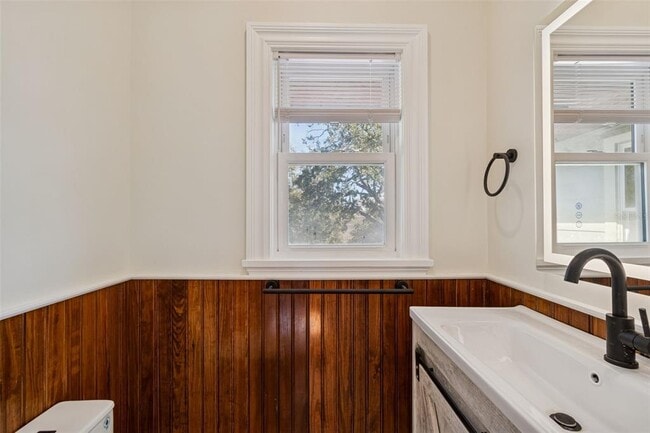 Building Photo - 344 21st Ave NE