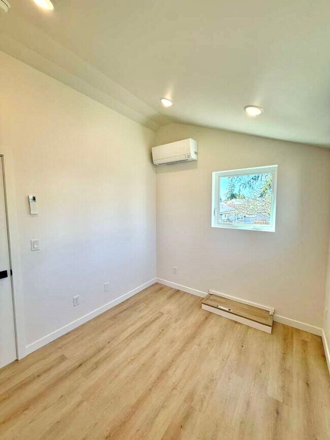 Building Photo - Arbor Heights 2-Bedroom Home in a Prime Location