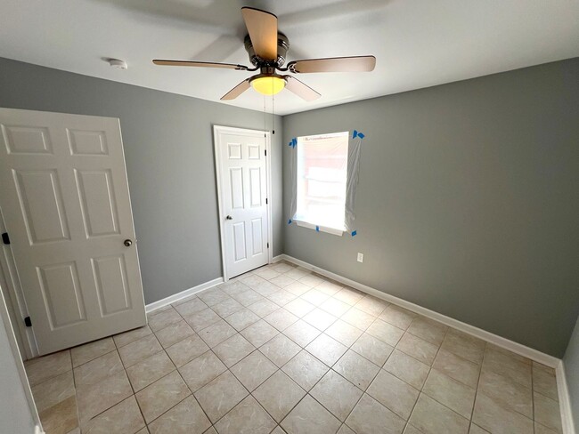 Building Photo - Baker Trails Apartments