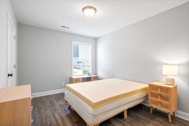 Building Photo - 3 bedroom Pet Friendly Home For Rent Near Needmore Road!