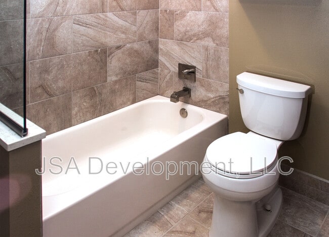 Building Photo - 611 Sycamore St