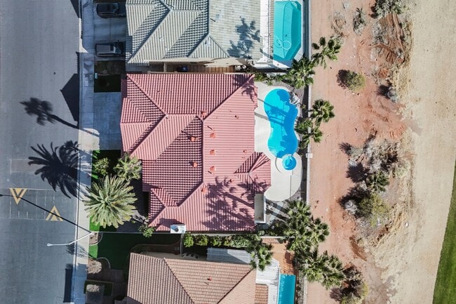 Building Photo - Luxury Home located in Henderson