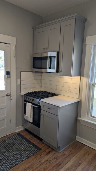 Gas stove/range; Microwave over the range - 4216 Mercier St