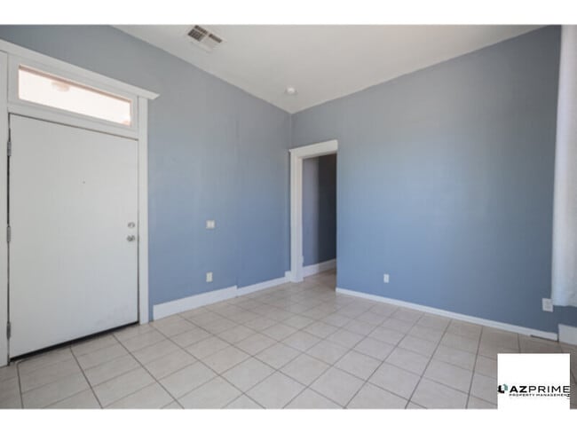 Building Photo - $500 OFF FIRST MONTH'S RENT MOVE IN SPECIA...