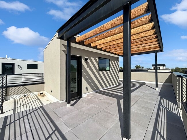 Building Photo - $0 DEPOSIT OPTION. BRAND NEW 4 BED 3 BATH HOME WITH ROOFTOP DECK IN BERKELEY
