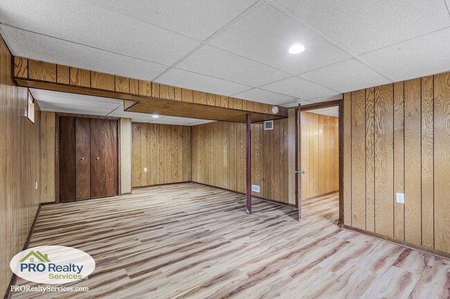 Building Photo - 3 Bedroom House on a Large Lot
