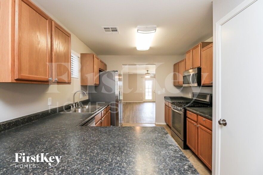 Building Photo - 4285 E Whitehall Dr