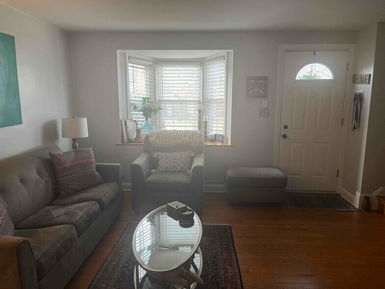 Building Photo - 1658 Thetford Rd