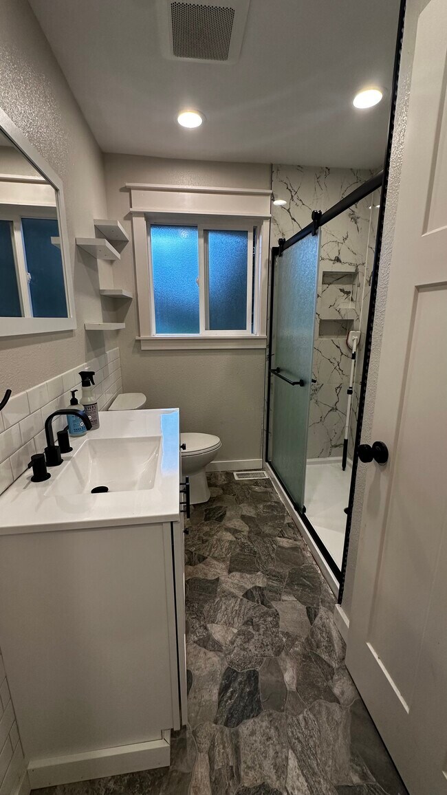 Building Photo - 340 SE 26th Ave