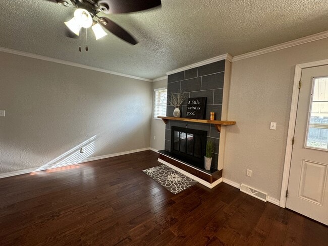 Building Photo - Gorgeous 3 bedroom, 2 bath home in a great Springfield neighborhood!