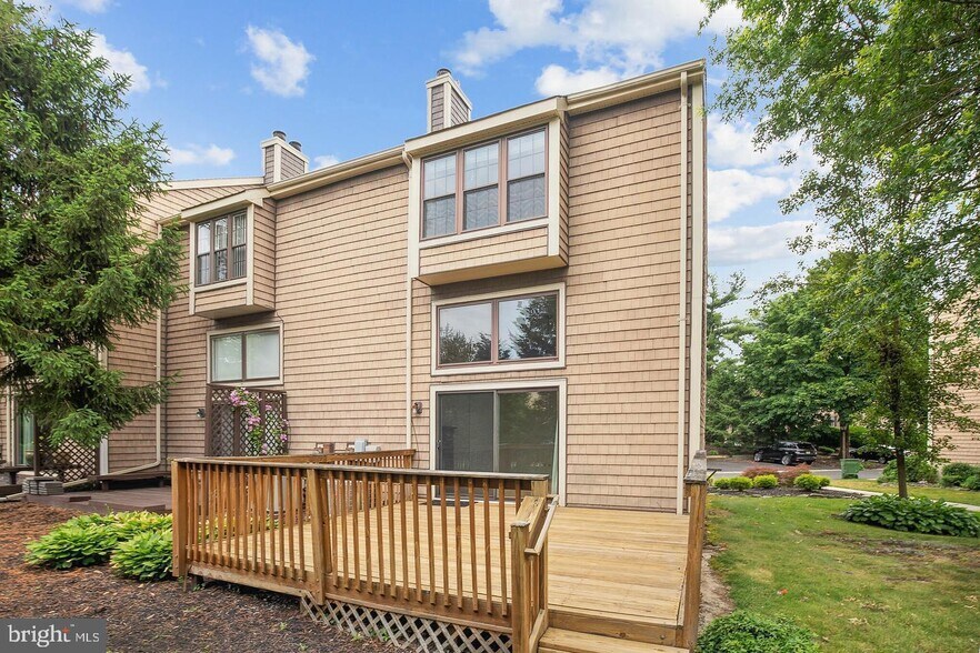 Building Photo - 127 Kings Croft