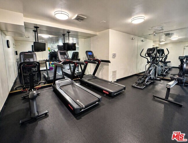 Building Photo - 100 S Doheny Dr