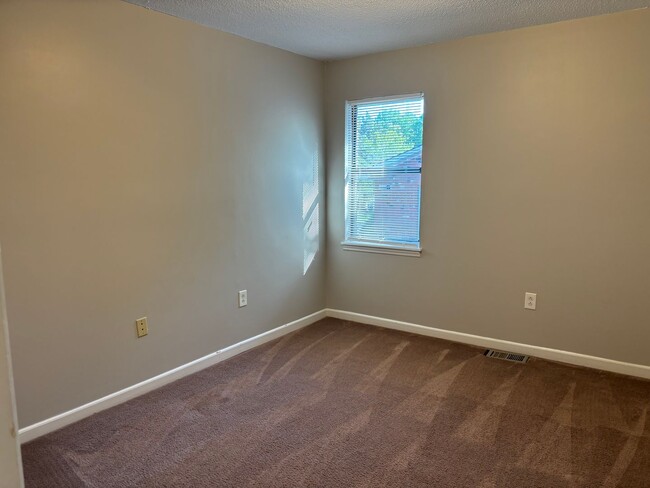 Building Photo - Spacious 2 Bed, 1 Bath Minutes from Uptown