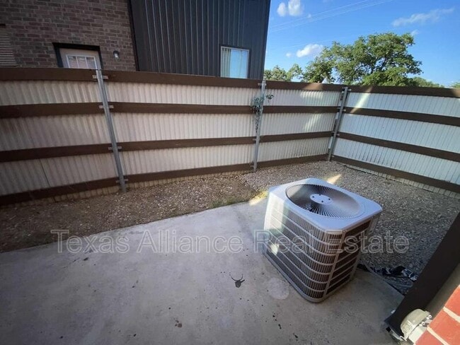 Building Photo - 3621 Valley Vista Dr