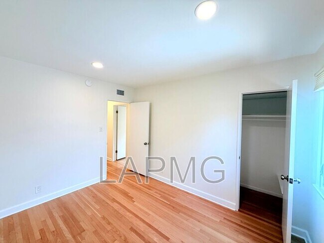 Building Photo - 16457 Gledhill St