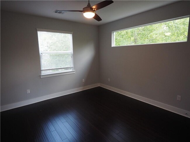 Building Photo - Modern 2 bed/2.5 bath Central Austin Home
