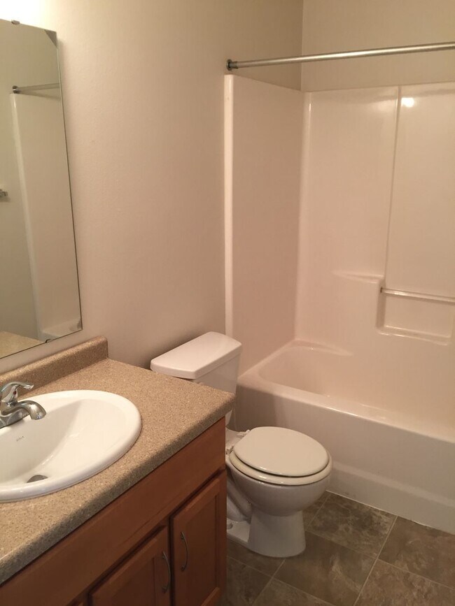 Building Photo - 3 Bed 3 Bath Twin Home