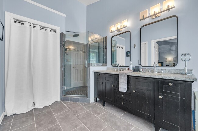 Building Photo - 586 Saint James Walk SE