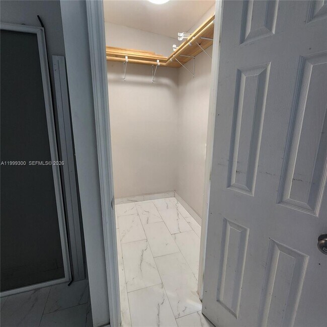 Building Photo - 3325 S Lake Dr