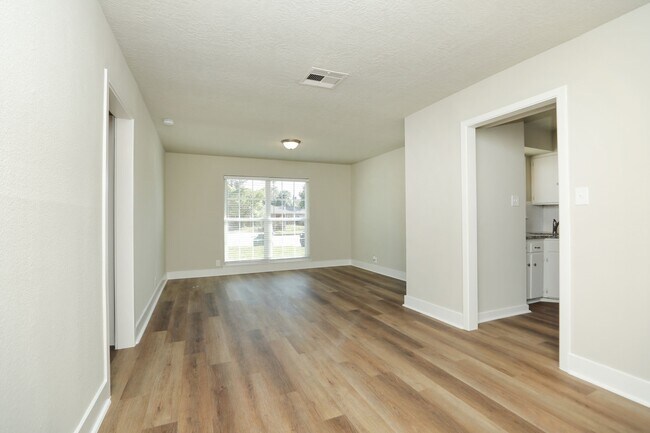 Building Photo - 631 Edgebrook Dr