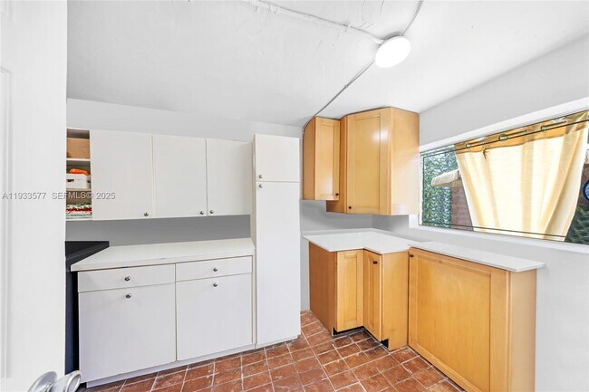 Building Photo - 1840 Tigertail Ave