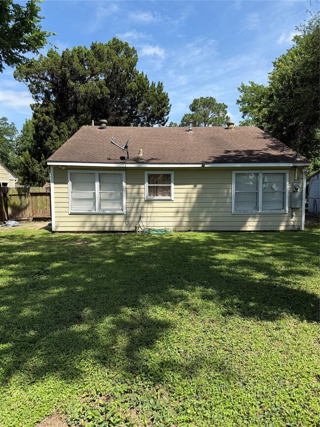 Building Photo - 8108 Wier Dr