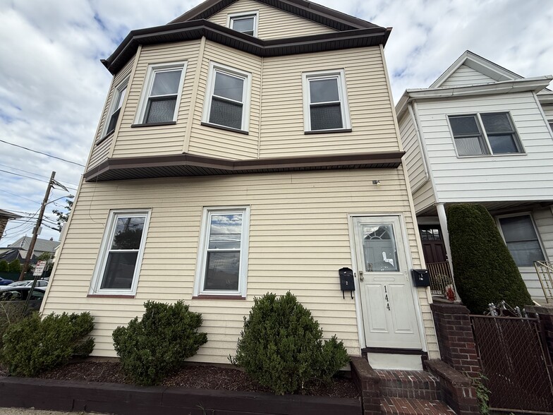 Primary Photo - 144 Midland Ave