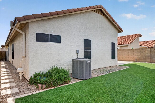 Building Photo - 2481 S Karen Dr