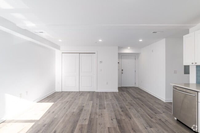 2BR, 2BA - 881SF Living Room - 1254 N Carlisle St