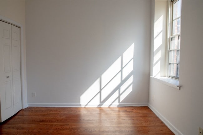 Building Photo - 341 Monmouth St