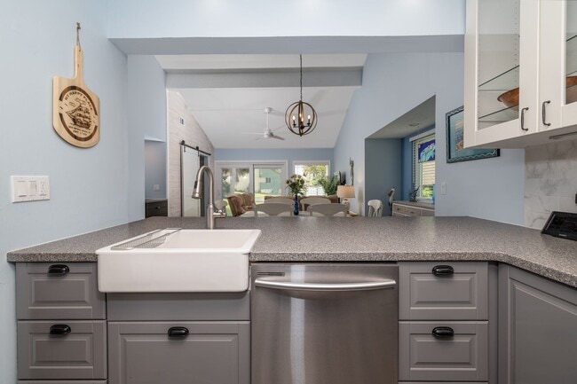 Building Photo - Vacation, Furnished, Townhome 2 Bed/ 1.5 B...