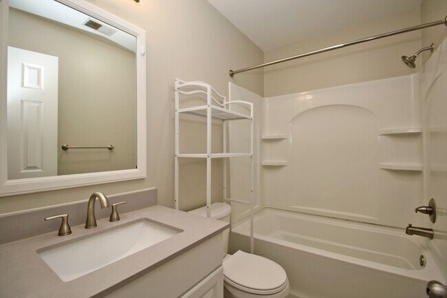 Building Photo - Available for Move-In July 20th ! 3 Bedroo...