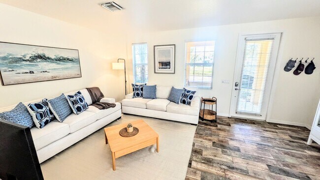 Building Photo - Seasonal/short term/annual  3/3 spacious townhouse with water view off University PKWY