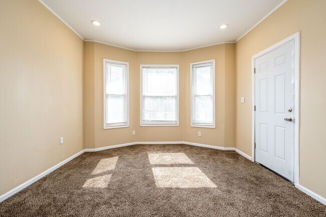 Building Photo - 627 Hague St