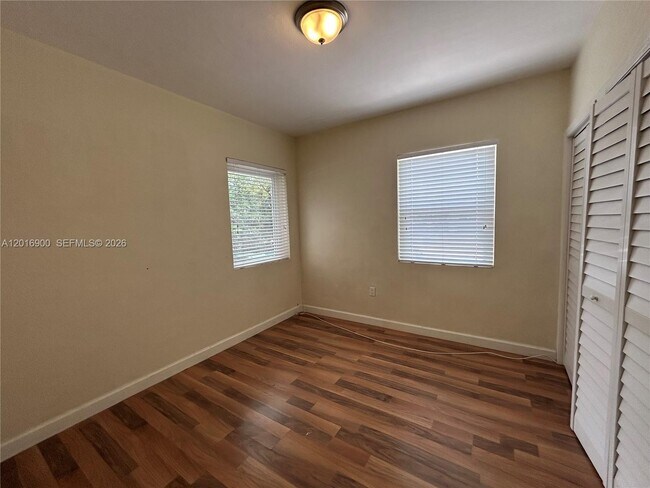 Building Photo - 2843 SW 37th Ct